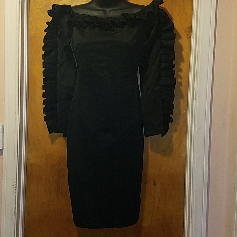 Women's little black ruffled-Edge dress